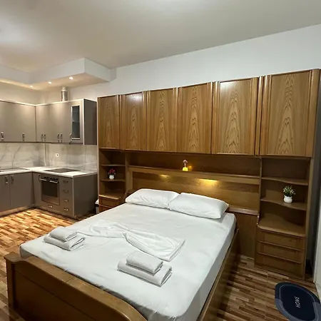 Eyar House アパート